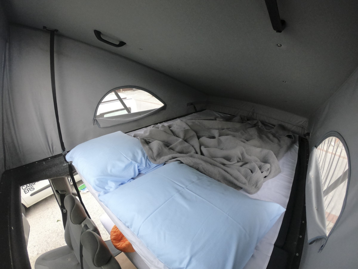 Pop up roof bed with bed linen in Opel Camper