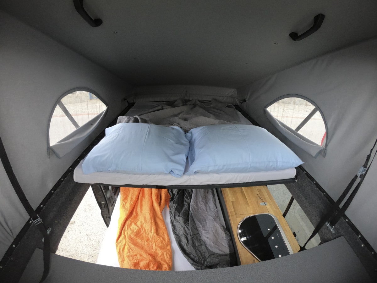 Pop up roof bed of Opel Vivaro camper